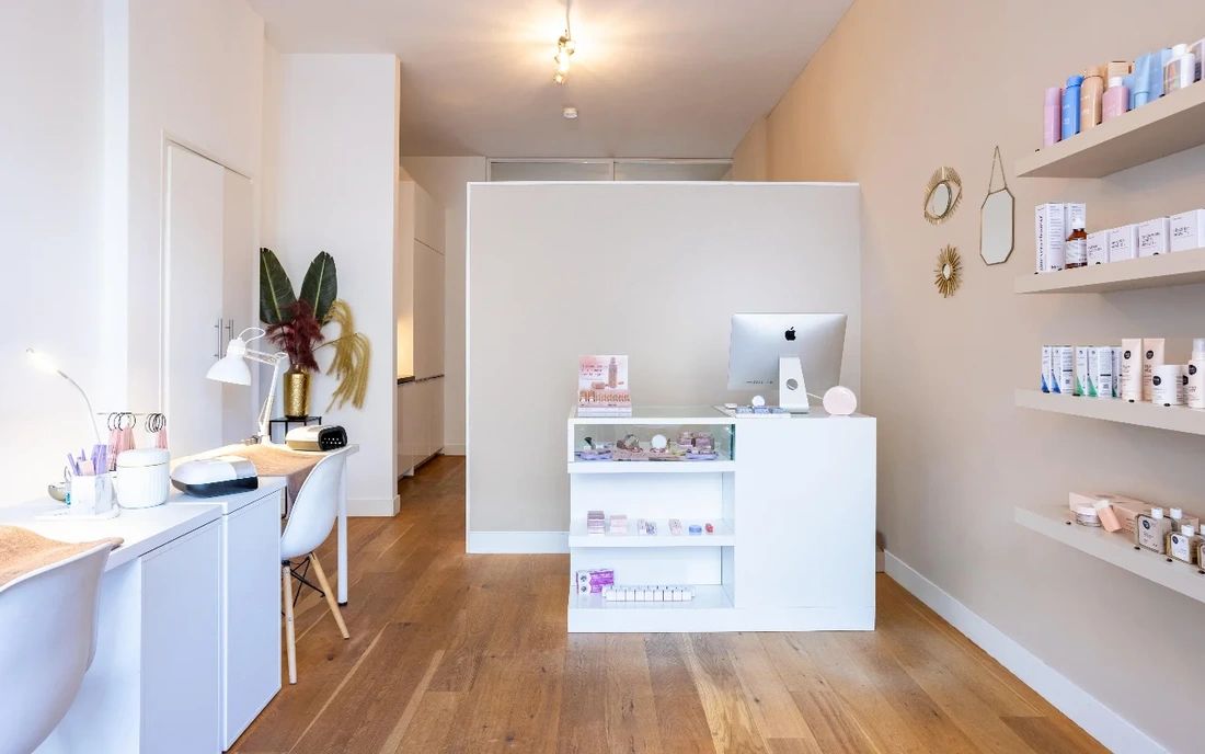 Balie en nagelplekken in Pretty Face Scheveningen